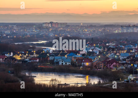 Antenne Abendlicher Blick Ivano Frankivsk Stadt, in der Ukraine. Herrliche Sonnenuntergang in der großen Stadt mit Wohngebiet mit industrian privane Häuser, Gebäude und weit Stockfoto