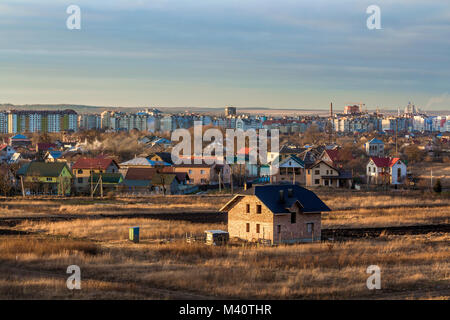 Schöne single Familie zwei-stöckige Haus im Bau. Typische neues Haus in den Vorstädten beind mit Blick auf eine Stadt gebaut, weit entfernt. Stockfoto