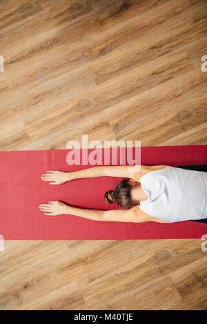 Frau Tun des Kindes darstellen. Balasana Stockfoto