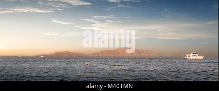 Küste der Insel Tiran im Roten Meer Stockfoto
