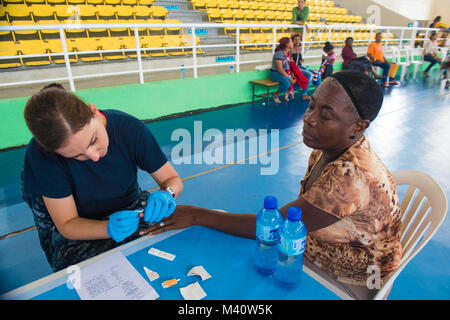 150817-N-YM 856-180 Santo Domingo, Dominikanische Republik (Aug. 17, 2015) Hospital Corpsman 1. Klasse Carrie Barnes, ein Eingeborener von Philadelphia, Pa, auf Zweig Gesundheit Klinik Virginia Beach, Virginia. zugeordnet, nimmt eine Blutprobe eines Patienten an einer medizinischen Website im Parque del Este im Verlauf der weiteren Versprechen 2015 gegründet. Weiterhin Versprechen ist ein US Southern Command - gefördert und U.S. Naval Forces Southern Command/USA Flotte - durchgeführt, um die Bereitstellung zu zivil-militärischen Operationen einschließlich humanitärer - zivile Hilfe, Experte Börsen, Medizin, Zahnmedizin, Tiermedizin und engineerin Verhalten Stockfoto