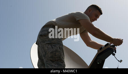 {150822-A-FC 375-208} PUERTO CASTILLA, Honduras (22. August 2015) Cyber System Operations Staff Sgt. John Gunn, ein Eingeborener von Knoxville, Tenn., die gemeinsame Kommunikation Support Element 1. Gemeinsame Kommunikation Geschwader zugewiesen, in MacDill Air Force Base, Tampa, Fla., löst einen Sat-Antennen in der Vorbereitung der Bereitstellung Operationen nach Puerto Barrios, Guatemala, von Puerto Castilla, Honduras, am 12.08.22. Die Segler werden als Teil der Adaptive Kraft Paket zur Unterstützung der Südlichen Partnerschaft Station-Joint High Speed Schiff 2015 (SPS-Jhsv 15) bereitgestellt, am 24. Juli. SPS-Jhsv 15 ist eine jährliche Stockfoto