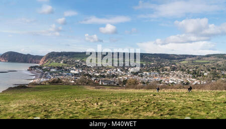 Blick auf Sidmouth aus den Feldern in Salcombe Hill Cliff Stockfoto