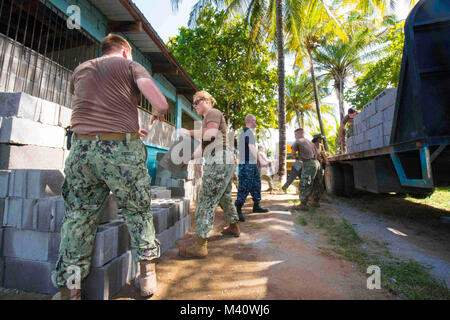 150829-N-YM 856-175 PUERTO CASTILLA, Honduras (Aug. 29, 2015) Segler zugeordnet zu militärischen Sealift Command Hospital Ship USNS Comfort (T-AH 20), Betonblöcke an einer Engineering Website im Centro Basico 14 de Agosto Lugar Puerto Castilla Schule im Verlauf der weiteren Versprechen 2015 etablierten organisieren. Weiterhin Versprechen ist ein US Southern Command - gefördert und U.S. Naval Forces Southern Command/USA Flotte - durchgeführt, um die Bereitstellung zu zivil-militärischen Operationen einschließlich humanitärer - zivile Hilfe, Experte Börsen, Medizin, Zahnmedizin, Tiermedizin und Engineering Support und dis durchführen Stockfoto