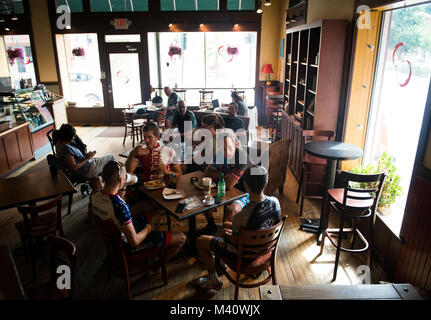 Nach Erreichen der halben Punkt einer dialogorientierten - Tempo Fahrrad Älterer Flieger David Flaten und seine Freunde nehmen Sie sich einen Moment Zeit zum Entspannen, Essen und Trinken in einem lokalen Café in Staunton, Virginia. Flaten und seine Freunde treffen sich oft bis zur und von der Coffee Shop in einer langsameren Training Tag reiten. (U.S. Air Force Foto/Staff Sgt. Andrew Lee) World Class Radfahrer durch AirmanMagazine Stockfoto