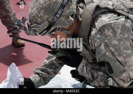 150903 verwendet - A - OM 702-256 karibische Meer (Sept. 03, 2015) Armee SPC. Brett De La Cruz, zu 10 Mountain Division, Fort Polk, Louisiana zugeordnet, Radios eine simulierte medizinische Evakuierung Anfrage während der Ausbildung an Bord der Military Sealift Command Hospital Ship USNS Comfort (T-AH 20) im Verlauf der weiteren Versprechen 2015. Weiterhin Versprechen ist ein US Southern Command - gefördert und U.S. Naval Forces Southern Command/USA 4. Flotte der Bereitstellung zu zivil-militärischen Operationen einschließlich humanitärer - zivile Hilfe, Experte Börsen, Medizin, Zahnmedizin, Tiermedizin und Engineering support ein Verhalten durchgeführt. Stockfoto