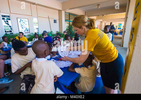 150913-N-YM 856-204 Port-au-Prince, Haiti (Sept. 13, 2015) das Schiff Serviceman Seaman Keri Palodichuk, ein Eingeborener von St. Paul, Minn., Walter Reed National Military Medical Center, Bethesda, Md., hilft Studenten Masken während einer Community Relations Veranstaltung zur Unterstützung der Fortsetzung Versprechen 2015 konstruieren. Weiterhin Versprechen ist ein US Southern Command - gefördert und U.S. Naval Forces Southern Command/USA Flotte - Bereitstellung der zivil-militärischen Operationen einschließlich humanitärer - zivile Hilfe, Experte Börsen, Medizin, Zahnmedizin, Tiermedizin und technische Unterstützung zur Durchführung durchgeführt. Stockfoto