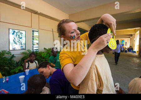 150913-N-YM 856-209 Port-au-Prince, Haiti (Sept. 13, 2015) das Schiff Serviceman Seaman Keri Palodichuk, ein Eingeborener von St. Paul, Minn., Walter Reed National Military Medical Center, Bethesda, Md., hilft Studenten Masken während einer Community Relations Veranstaltung zur Unterstützung der Fortsetzung Versprechen 2015 konstruieren. Weiterhin Versprechen ist ein US Southern Command - gefördert und U.S. Naval Forces Southern Command/USA Flotte - Bereitstellung der zivil-militärischen Operationen einschließlich humanitärer - zivile Hilfe, Experte Börsen, Medizin, Zahnmedizin, Tiermedizin und technische Unterstützung zur Durchführung durchgeführt. Stockfoto