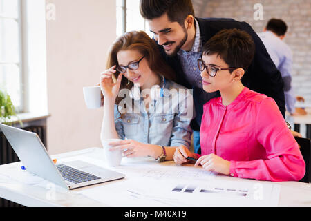 Bild von jungen Architekten diskutieren im Büro Stockfoto