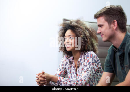 Zwei junge Kolleginnen und Kollegen in einem Meeting Stockfoto