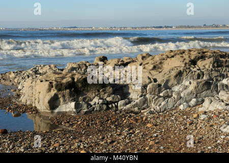 Ogmore von Meer, Felsformationen und Wellen. Porthcawl können in der Ferne zu sehen ist. South Wales UK Stockfoto