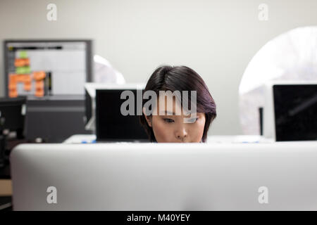 Asiatische Geschäftsfrau arbeiten auf einem Desktop-Computer Stockfoto