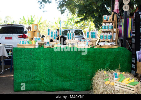 Thai Einstellung stand Kosmetik- und Lotion shop zum Verkauf Reisende Leute an der Straße Markt Messe am 27. November 2017 in Nakhon Stockfoto