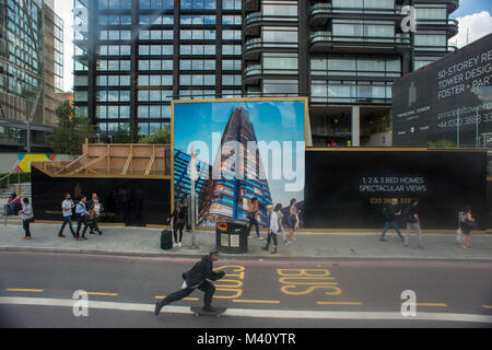 London, Vereinigtes Königreich. Young auf Skateboard. Principal Turm in Shoreditch High Street. Szene aus dem Bus. Stockfoto