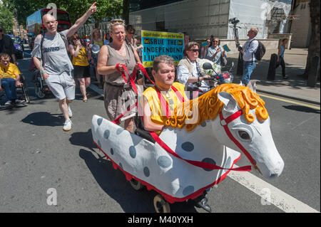 John Kelly, wie Schimmel, die equine Star und stolz Schlacht Pferd Der graien Theatre Company Dreigroschenoper führt DPAC-d's März für unabhängige Leben Whitehall an das Parlament. Stockfoto