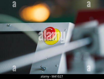 Rote Notausschalter Reset-Taste auf Maschinenbau Stockfoto