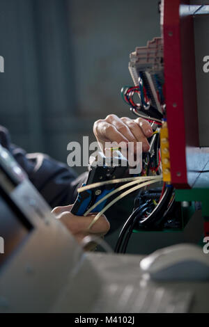 Einbau der Steckdose, Hände von Elektriker installieren Kunststoff  Anschlussdose für elektrische Steckdosen in Gipskartonplatten Wand,  close-up Stockfotografie - Alamy