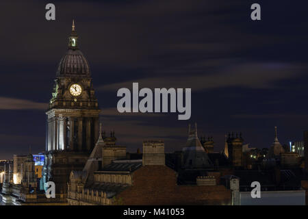 Die Leeds Rathaus bei Nacht Stockfoto