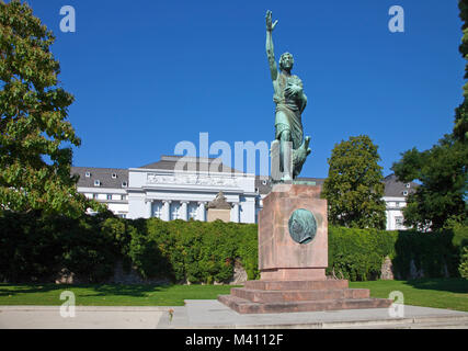 Goerres-Denkmal, zu Ehren Joseph Goerres, Publizist, dahinter das Schloss, franzoesischer Kurfuestliche Fruehklassizismus, Koblenz, Rheinland-Pfalz, D Stockfoto