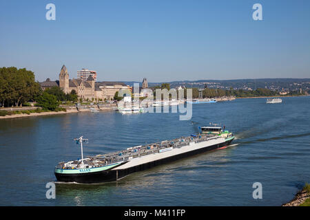 Schiff auf Rhein bei der ehemaligen preußischen Regierung Gebäude, Koblenz, Rheinland-Pfalz, Deutschland, Europa Stockfoto