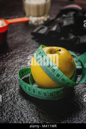 Protein Pulver in Schaufel und Früchte auf steinernen Tisch Stockfoto