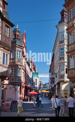 Fußgängerzone mit alten historischen Gebäuden in der Altstadt von Koblenz, Rheinland-Pfalz, Deutschland, Europa Stockfoto