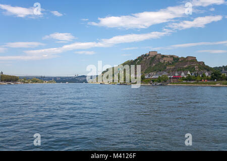 Die Festung Ehrenbreitstein am Ostufer des Rheins und gegenüber der Stadt Koblenz Rheinland-Pfalz, Deutschland, Europa Stockfoto