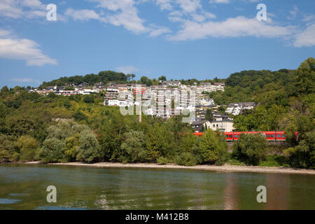 Zug am Flußufer vorbei, Garten Stadt Vallendar bei Koblenz, Rheinland-Pfalz, Deutschland, Europa Stockfoto