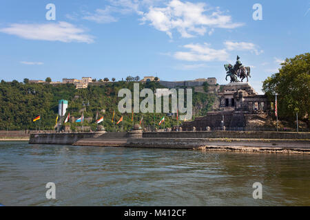 Deutsche Eck (Deutsches Eck), Imperial Wilhelm Statue, hinter der Festung Ehrenbreitstein, Koblenz, Rheinland-Pfalz, Deutschland, Europa Stockfoto