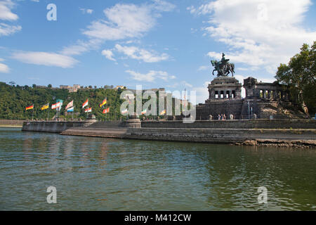 Deutsche Eck (Deutsches Eck), Imperial Wilhelm Statue, hinter der Festung Ehrenbreitstein, Koblenz, Rheinland-Pfalz, Deutschland, Europa Stockfoto