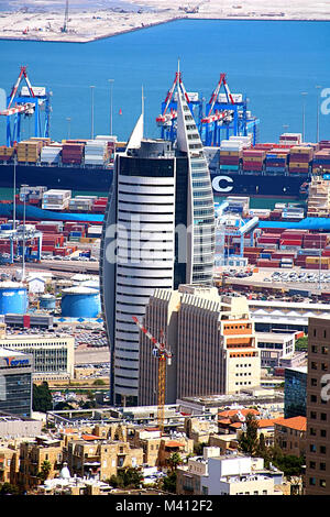 HAIFA, Israel - 18. SEPTEMBER 2017: Sail Tower, offiziell District Government Center Gebäude B, ist ein Wolkenkratzer und Regierung Gebäude Stockfoto