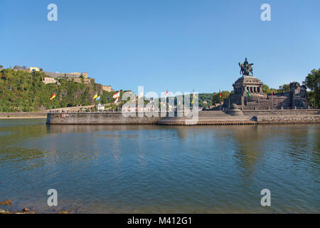 Deutsche Eck (Deutsches Eck), Imperial Wilhelm Statue, hinter der Festung Ehrenbreitstein, Koblenz, Rheinland-Pfalz, Deutschland, Europa Stockfoto