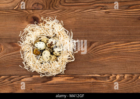 Wachtel Eier in ein Nest auf einer hölzernen Hintergrund Stockfoto