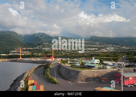 Hafenstadt am Fuße der Berge. Zone Industrielle ZI, Reunion Stockfoto
