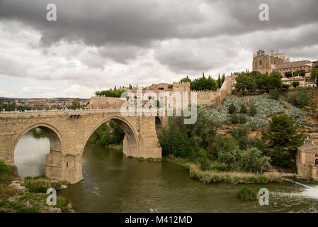 Alte römische Brücke über den Fluss Tagus Alcantara am ehemaligen Spanisch Hauptstadt Toledo in der Nähe von Madrid im casilla-La Manch region Stockfoto