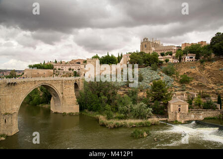 Alte römische Brücke über den Fluss Tagus Alcantara am ehemaligen Spanisch Hauptstadt Toledo in der Nähe von Madrid im casilla-La Manch region Stockfoto