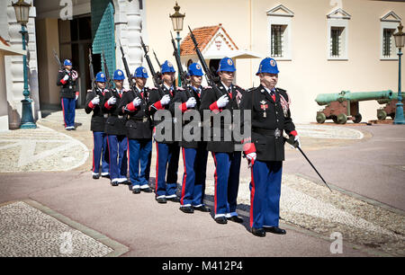 MONACO - MÄRZ 23: Die militärische Kraft, die Wachablösung, 23. März 2014 in Monaco. Die Veranstaltung passiert täglich an der Place du Palais bei 11:5. Stockfoto