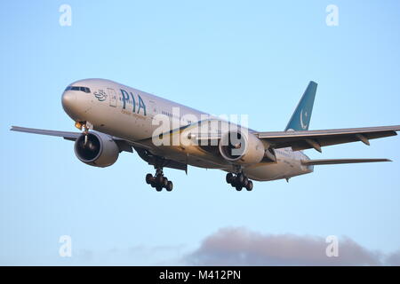 Pakistan IInternational Airlines Boeing 777 AP-BHW Landung in London Heathrow Flughafen, Großbritannien Stockfoto