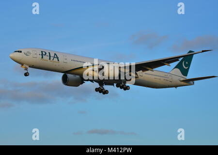 Pakistan IInternational Airlines Boeing 777 AP-BHW Landung in London Heathrow Flughafen, Großbritannien Stockfoto