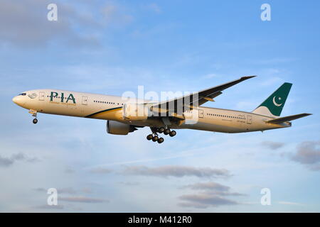 Pakistan IInternational Airlines Boeing 777 AP-BHW Landung in London Heathrow Flughafen, Großbritannien Stockfoto