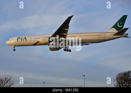 Pakistan IInternational Airlines Boeing 777 AP-BHW Landung in London Heathrow Flughafen, Großbritannien Stockfoto