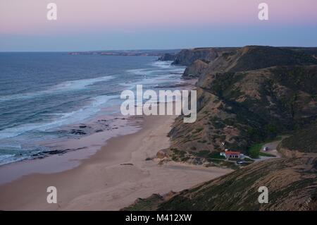 Gleitschirm über Amado Strand, Algarve, Portugal Stockfoto