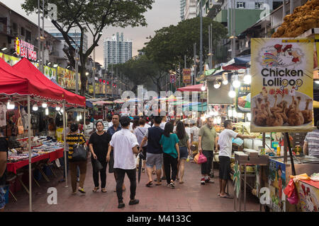 Kuala Lumpur, Malaysia - 22. Dezember 2017: Touristen und Einheimische wandern an der Jalan Alor berühmt für seine chinesische Restaurant und die Straße Essensstände n Stockfoto