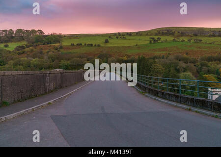 Abendlicher Blick von der Straße über die Staumauer des Pontsticill Stausee in der Nähe von Merthyr Tydfil, Mid Glamorgan, Wales, Großbritannien Stockfoto