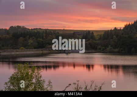 Am Abend Blick auf die Pontsticill Behälter und Ventil Turm in der Nähe von Merthyr Tydfil, Mid Glamorgan, Wales, Großbritannien Stockfoto