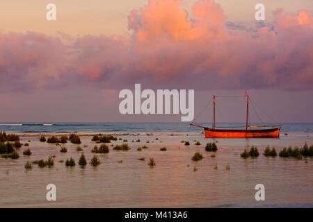 Sonnenaufgang am Strand, Morondava, Madagaskar an der Westküste. Urlaub am Meer. Ozean Landschaft. Stockfoto