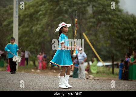 Eine junge Ngäbe-Bugle Mädchen führt ihre Marching Band auf einer Parade durch ihr Dorf in Panama Ngäbe-Bugle Comarca. Stockfoto