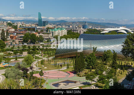 Park vor der Konzerthalle und die offizielle Residenz des georgischen Präsidenten in Tiflis, Seitenansicht. Konzertsaal in Tiflis. Stockfoto