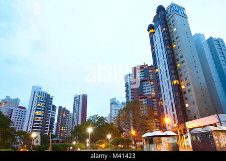Curitiba, Parana, Brasilien - Apartment Gebäuden rund um Praca do Japao (Japan), im wohlhabenden Viertel Batel. Stockfoto