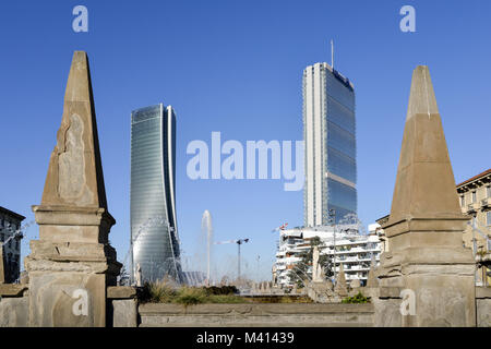 Brunnen der Vier Jahreszeiten in der Piazza Giulio Cesare, Citylife, mit Il Dritto und Il Storto Wolkenkratzer in den Hintergrund - Citylife, Mailand, Italien Stockfoto